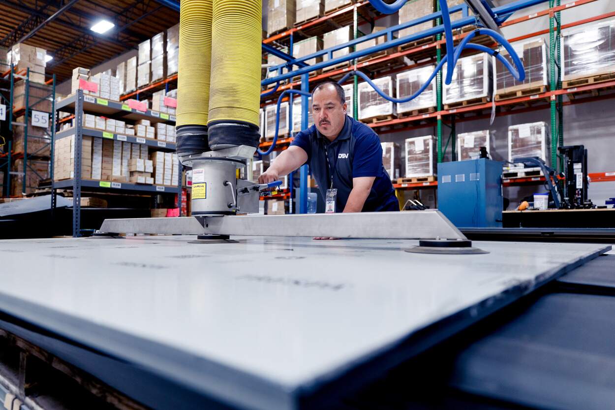 DSV medarbeider bruker automatisert løftesystem for å distribuere varer på lager